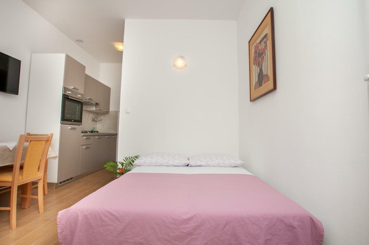 Ap Punta Next To Sandy Beach, Apartment With Garden Omiš Exterior foto