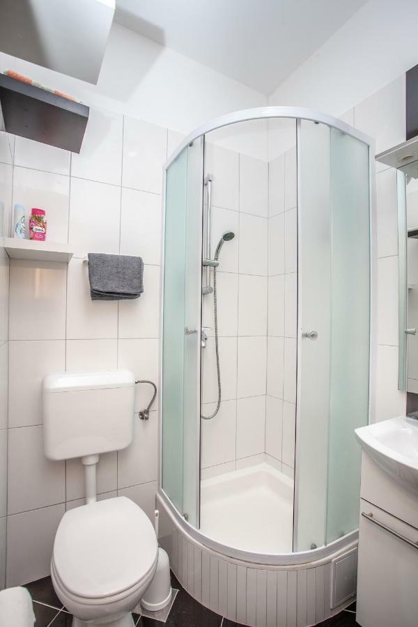 Ap Punta Next To Sandy Beach, Apartment With Garden Omiš Exterior foto