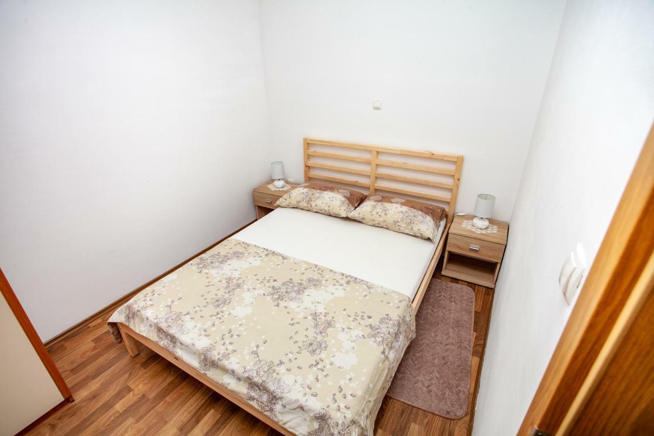 Ap Punta Next To Sandy Beach, Apartment With Garden Omiš Exterior foto