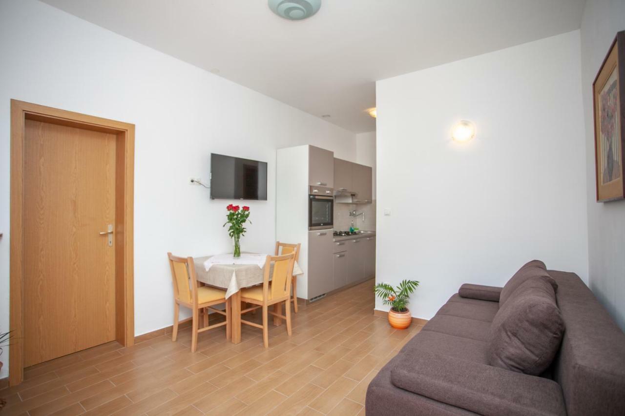 Ap Punta Next To Sandy Beach, Apartment With Garden Omiš Exterior foto