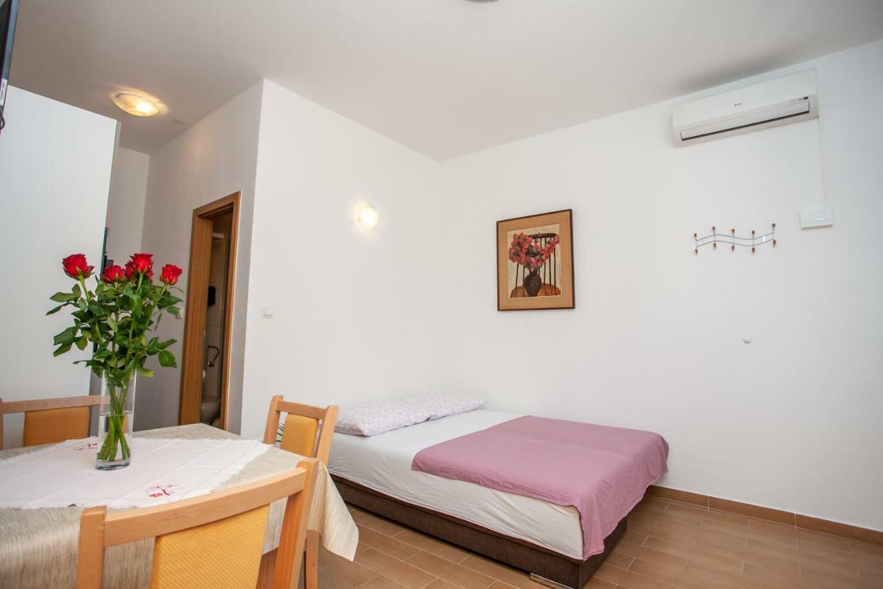 Ap Punta Next To Sandy Beach, Apartment With Garden Omiš Exterior foto