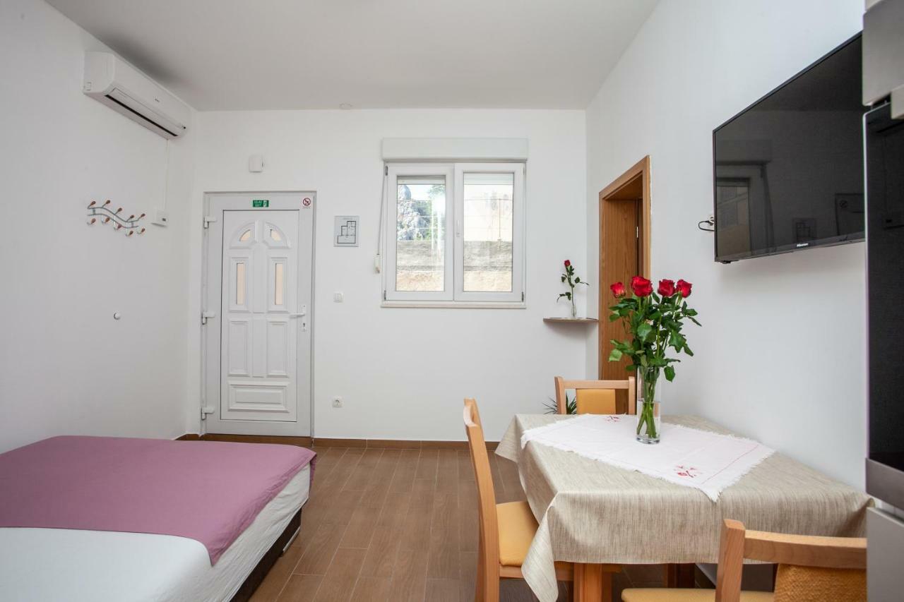 Ap Punta Next To Sandy Beach, Apartment With Garden Omiš Exterior foto