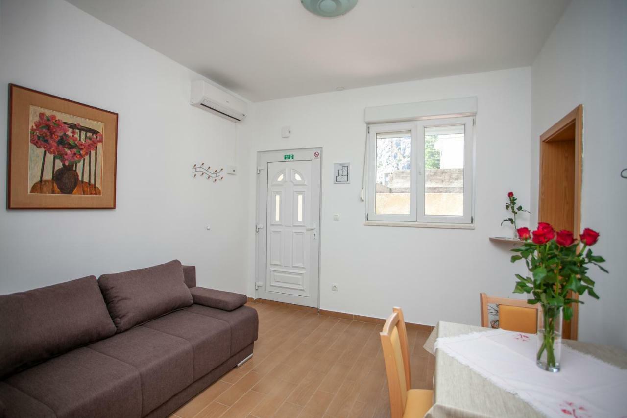 Ap Punta Next To Sandy Beach, Apartment With Garden Omiš Exterior foto