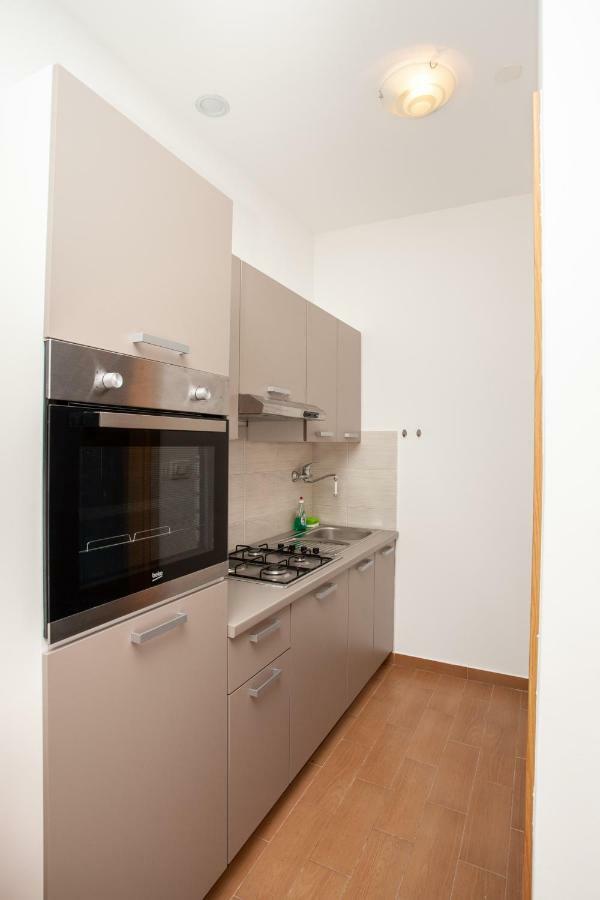 Ap Punta Next To Sandy Beach, Apartment With Garden Omiš Exterior foto