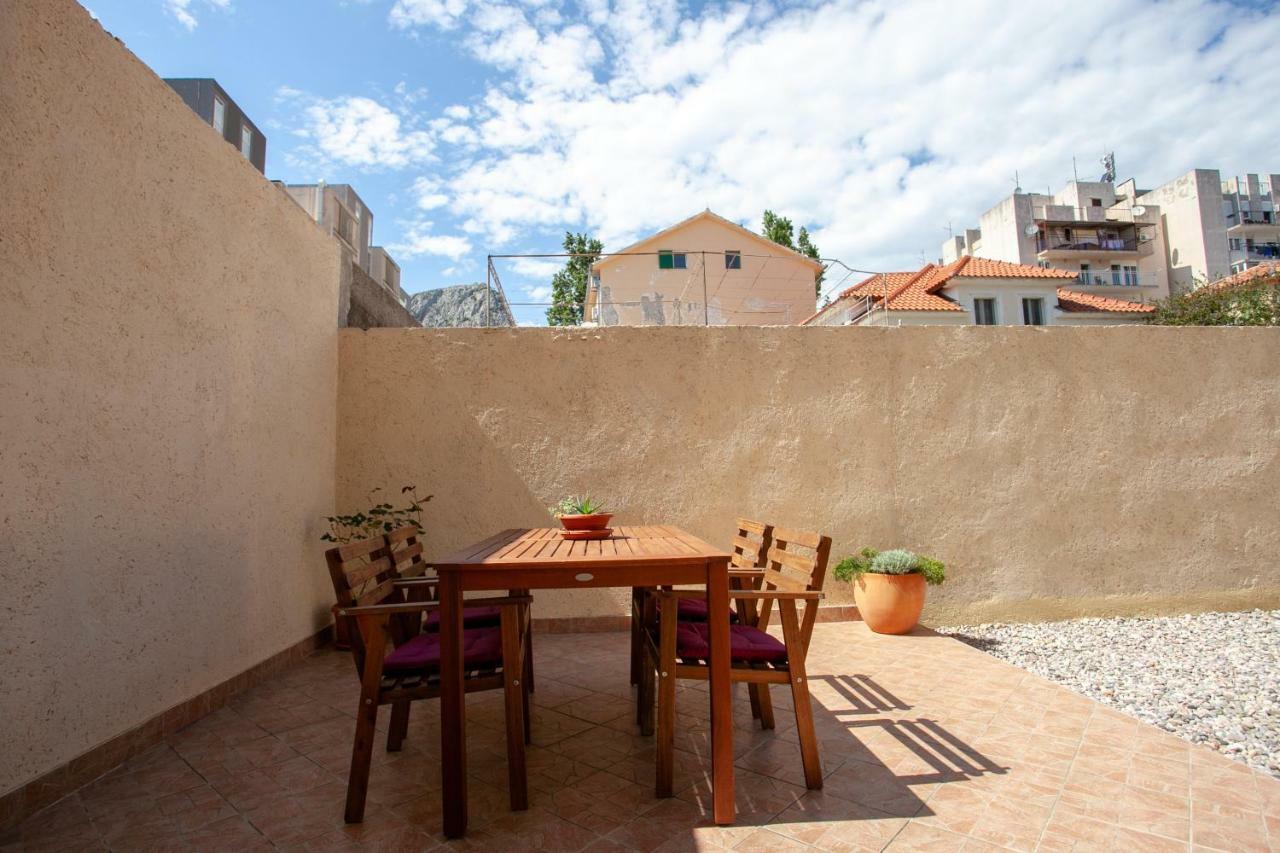 Ap Punta Next To Sandy Beach, Apartment With Garden Omiš Exterior foto