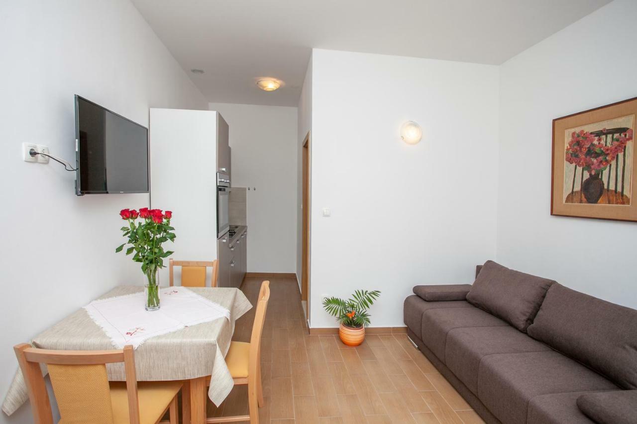 Ap Punta Next To Sandy Beach, Apartment With Garden Omiš Exterior foto