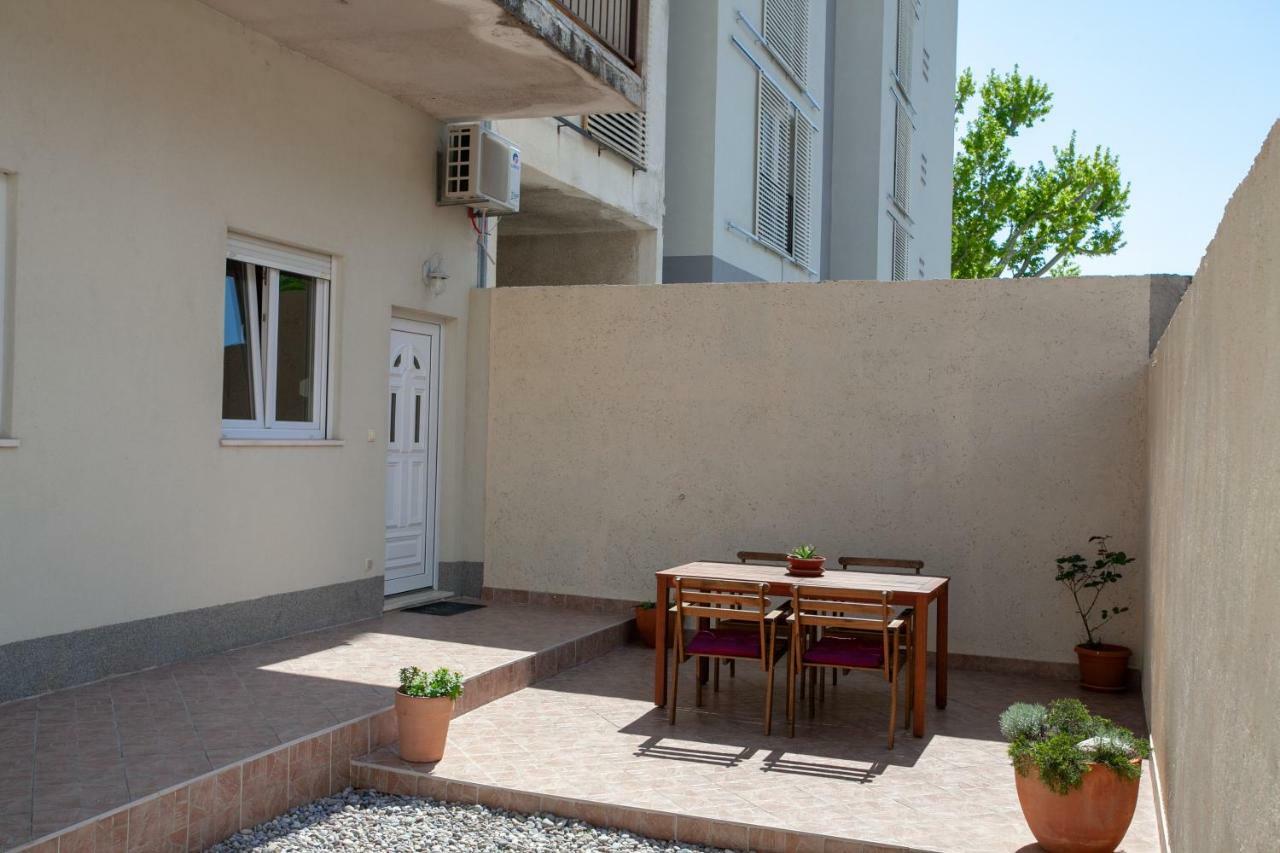 Ap Punta Next To Sandy Beach, Apartment With Garden Omiš Exterior foto
