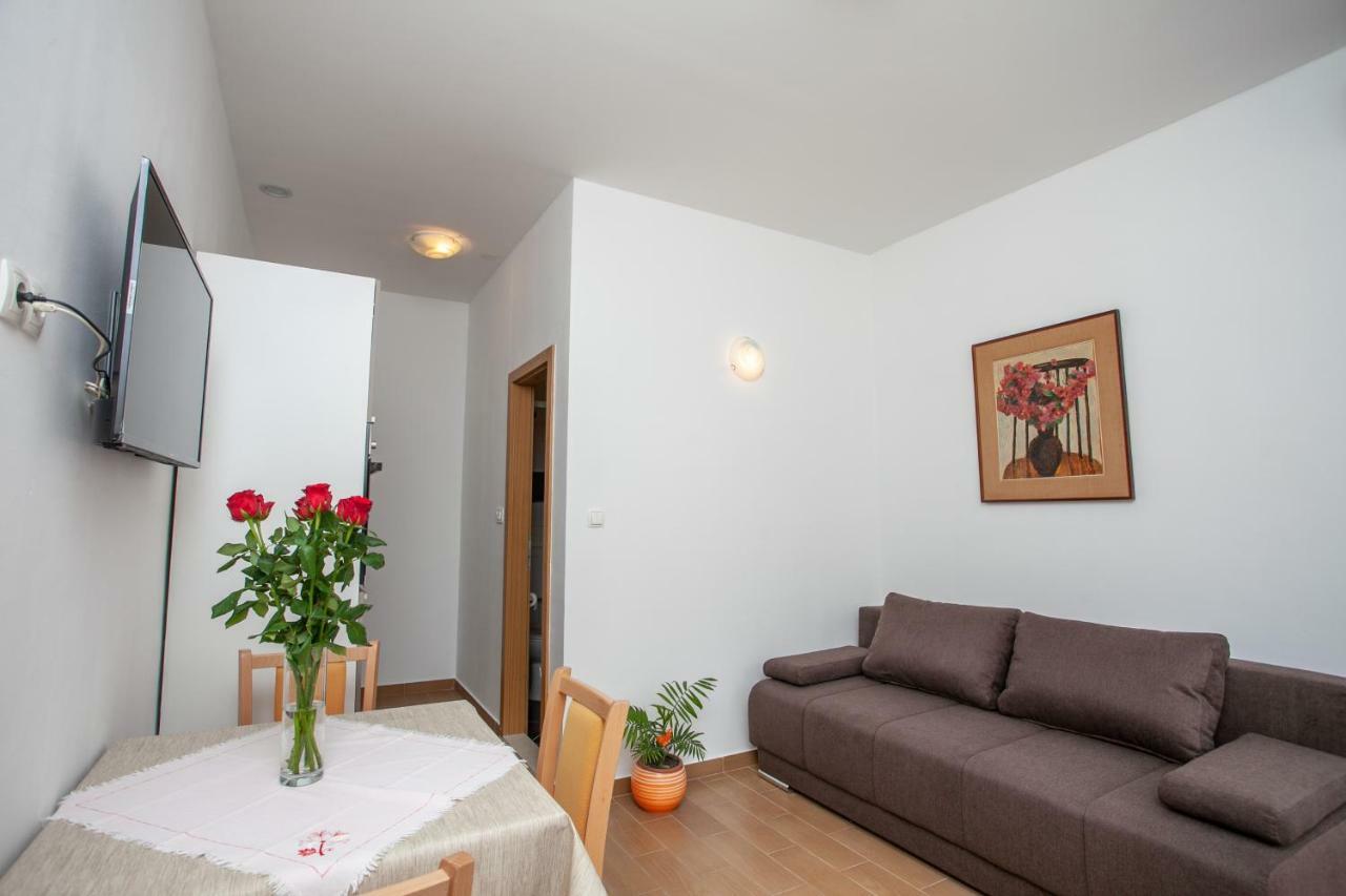 Ap Punta Next To Sandy Beach, Apartment With Garden Omiš Exterior foto